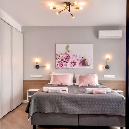 Rose One Bedroom Designer Apartment In City Centre By Flat Mаnager Sofia Exteriör bild
