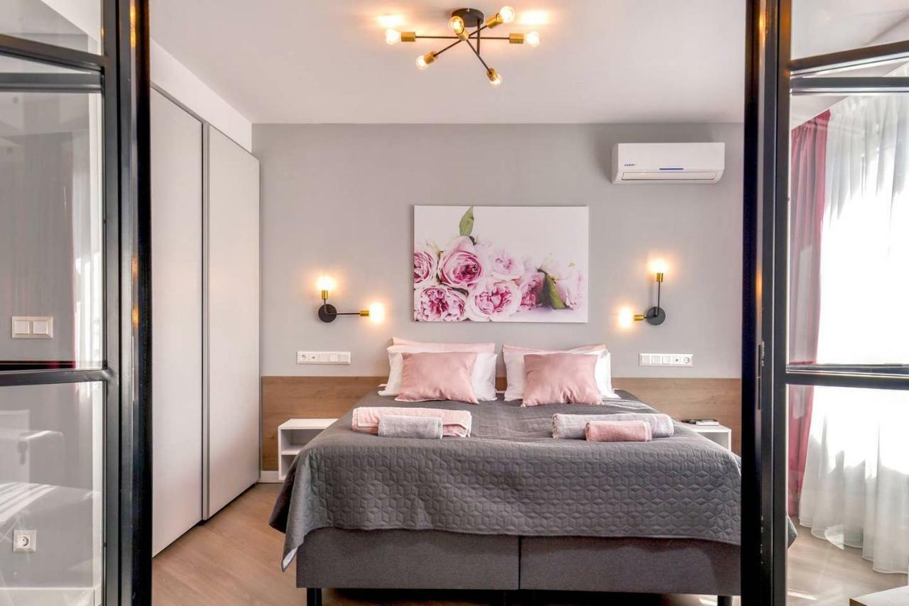 Rose One Bedroom Designer Apartment In City Centre By Flat Mаnager Sofia Exteriör bild