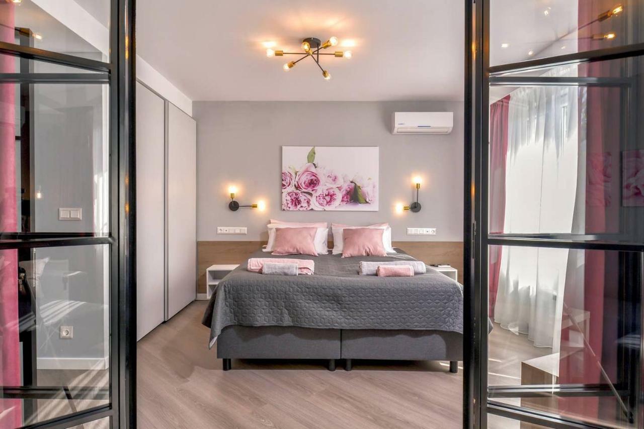 Rose One Bedroom Designer Apartment In City Centre By Flat Mаnager Sofia Exteriör bild